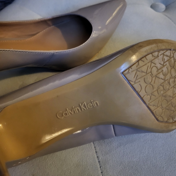 Womens Calvin Klein size 8 tan heels - Picture 2 of 7
